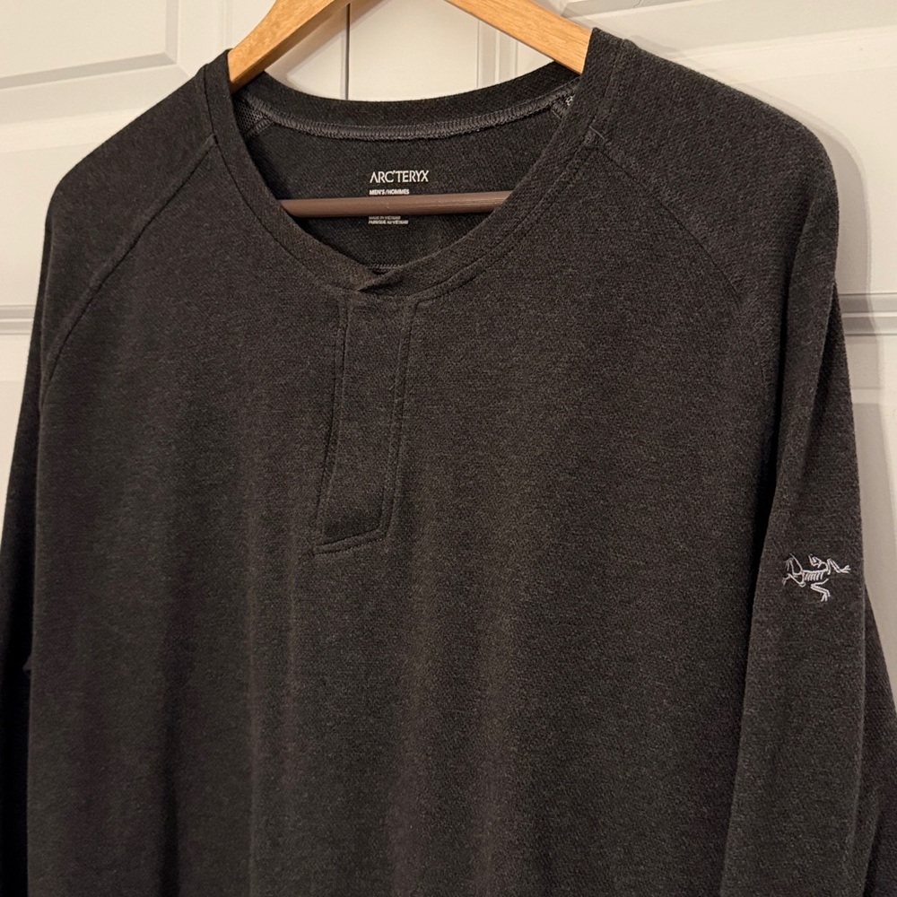 Arc'teryx Men’s Dark Gray Long Sleeve Sirrus Henley Shirt XL
